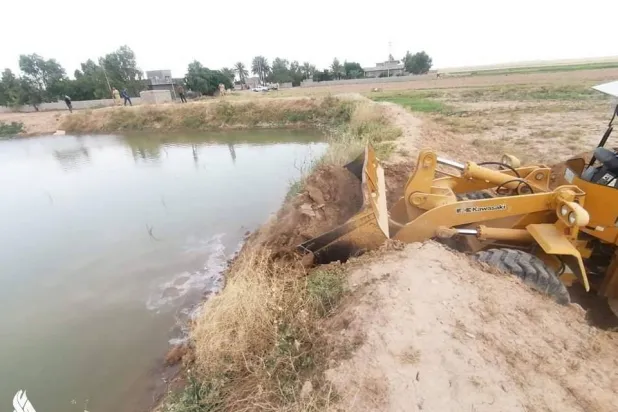 ردم بحيرة للأسماك في العراق (وكالة الأنباء العراقية)