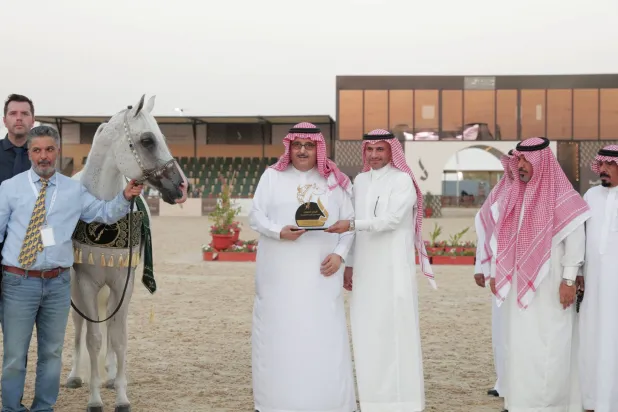 الأمير عبد العزيز بن أحمد خلال تتويج عذبة بإحدى جوائز البطولة (الشرق الأوسط)