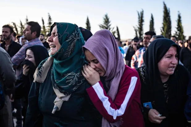 بكاء خلال تشييع قتلى من الأسايش سقطوا في قصف تركي يوم 6 أكتوبر (تشرين الأول) 2023 (أ.ف.ب)