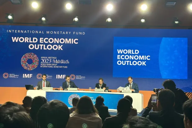 جانب من جلسة الإعلان عن تقرير آفاق النمو العالمي لصندوق النقد الدولي من مدينة مراكش المغربية (الشرق الأوسط)