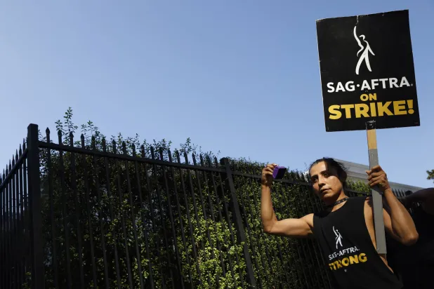 رحّب تحالف منتجي الأفلام والتلفزيون بالمصادقة على الاتفاق الجديد مع الكتّاب (وكالة حماية البيئة)