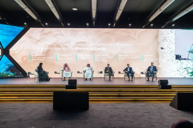 جانب من الجلسة المعنية بالاقتصاد الدائري للكربون نحو الحياد الصفري من الانبعاثات ضمن فعاليات اليوم الثالث من أسبوع المناخ (الشرق الأوسط)