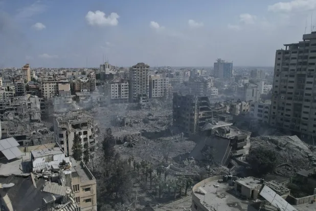 منظر لأنقاض المباني التي ضربتها غارة جوية إسرائيلية في مدينة غزة الثلاثاء 10 أكتوبر، 2023 (أ.ب)