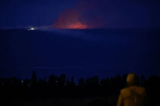 لهب ودخان يتصاعدان من جنوب لبنان كما تظهر صورة ملتقطة من حدود إسرائيل مع لبنان في شمال إسرائيل في 10 أكتوبر 2023 (رويترز)