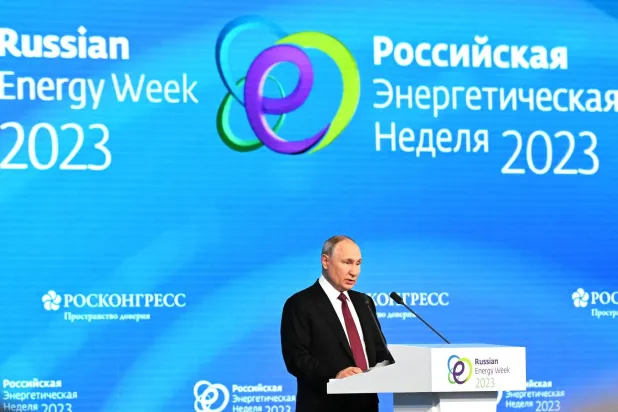الرئيس الروسي فلاديمير بوتين يلقي كلمة خلال الجلسة العامة في «أسبوع الطاقة الروسي» 11 أكتوبر 2023. (إ.ب.أ)