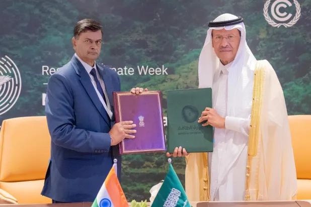 Prince Abdulaziz bin Salman, Saudi Minister of Energy, and his Indian counterpart, during the signing of the agreement between the two countries (Asharq Al-Awsat)

 