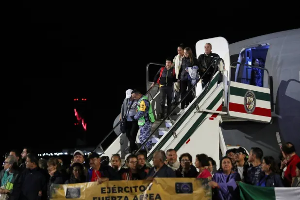 طائرة تحمل مكسيكيين غادروا تل أبيب (رويترز)