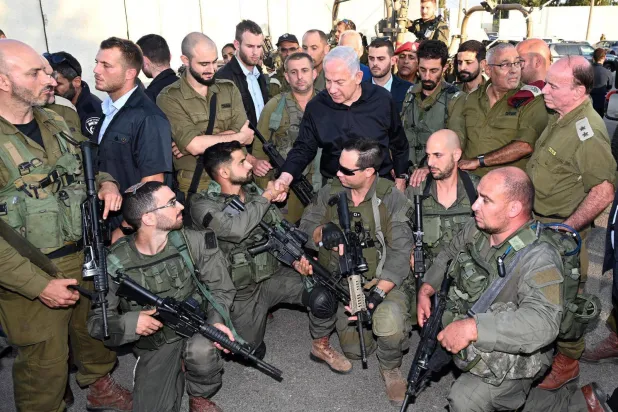 رئيس الوزراء الإسرائيلي بنيامين نتنياهو وسط جنود إسرائيليين (حساب نتنياهو على منصة «إكس»)