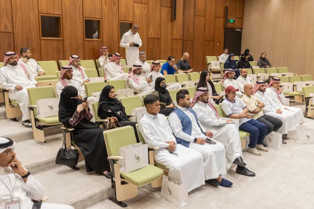 جانب من الحضور الإعلامي لورشة العمل التي أقامتها اللجنة العليا لدورة الألعاب السعودية (الشرق الأوسط)