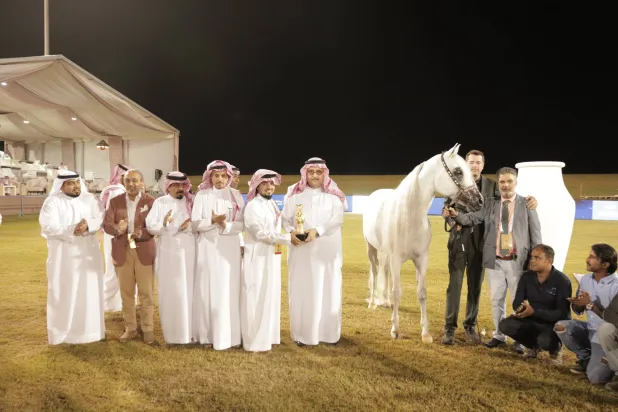 الأمير عبد العزيز بن أحمد خلال تتويجه بأحدى الجوائز الذهبية في المهرجان العالمي (الشرق الأوسط)