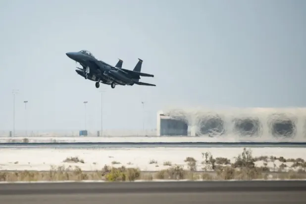 الظفرہ بیس سے اڑان بھرتے ایک امریکی لڑاکا طیارے کی  فائل فوٹو