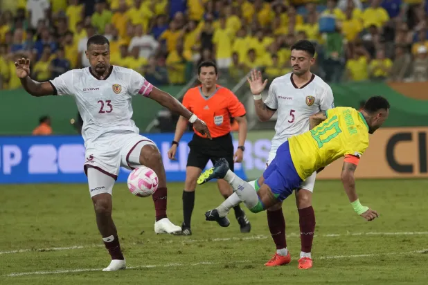 نيمار لم يقدم شيئاً في المباراة (أ.ب)