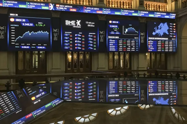 شاشات تعرض تحركات الأسهم على مؤشر "إيبكس35" الإسباني في بورصة العاصمة مدريد (إ ب أ)