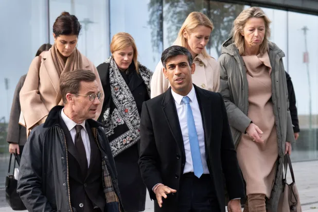 رئيس الوزراء البريطاني ريشي سوناك (يمين) يسير في مدينة فيسبي مع زعماء سياسيين آخرين في طريقهم لتناول الغداء في أحد المطاعم خلال قمة بجزيرة غوتلاند في بحر البلطيق بالسويد الجمعة 13 أكتوبر 2023 (رويترز)