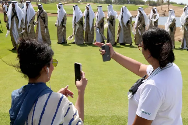 سيدتان تلتقطان صوراً لحفل الافتتاح الذي سبق انطلاق «بطولة ليف غولف» جدة (تصوير: غازي مهدي)