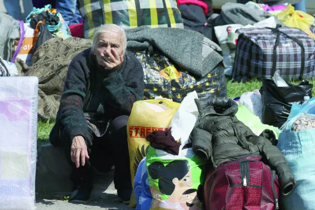 أرمن يغادرون إقليم كاراباخ بعد سقوطه في أيدي القوات الأذربيجانية في 29 سبتمبر (أ.ف.ب)