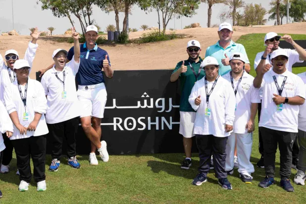 السويدي ستينسون والأميركي كوكراك مع الأطفال بعد مشاركتهما في حصة تدريبية (الشرق الأوسط)