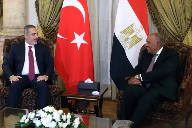 وزير الخارجية التركي هاكان فيدان ونظيره المصري سامح شكري في القاهرة (إ.ب.أ)