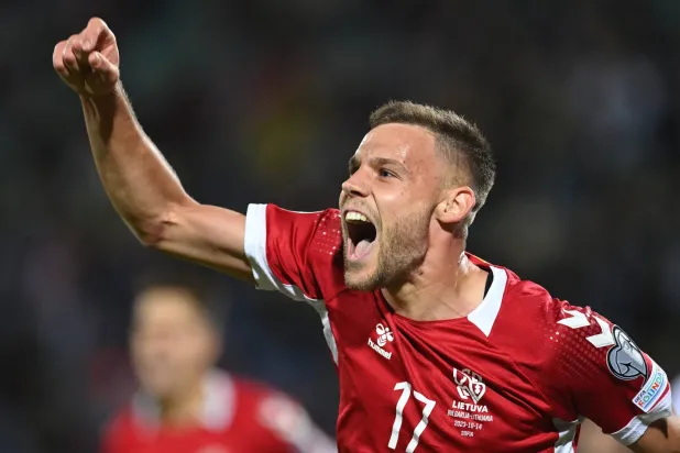 سيرفيس لاعب ليتوانيا يحتفل بتسجيل الهدف الأول في شباك بلغاريا (رويترز)