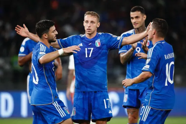 فرحة إيطالية بعد أحد الأهداف أمام مالطا (رويترز)
