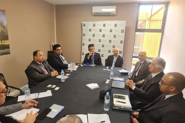 وزير المالية المصري محمد معيط (يسار) يلتقي هاني سنبل رئيس «المؤسسة الإسلامية لتمويل التجارة» والوفد المرافق في مراكش (الشرق الأوسط)