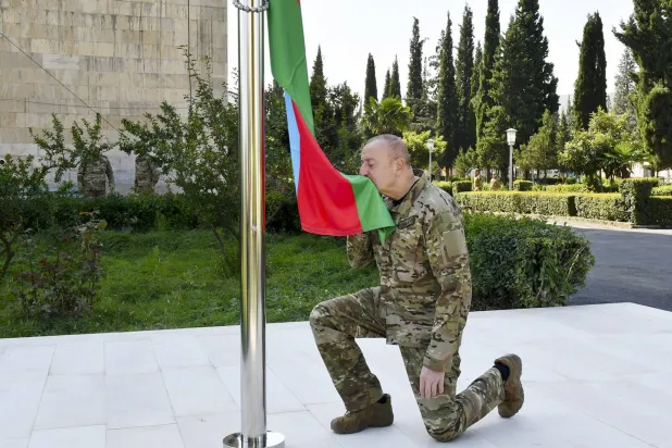 الرئيس الأذربيجاني إلهام علييف يرفع عَلم بلاده في ستيباناكرت (أ.ب)