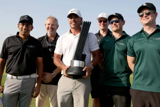 الأميركي كيبكا مع أعضاء فريقه خلال التتويج (تصوير: غازي مهي)