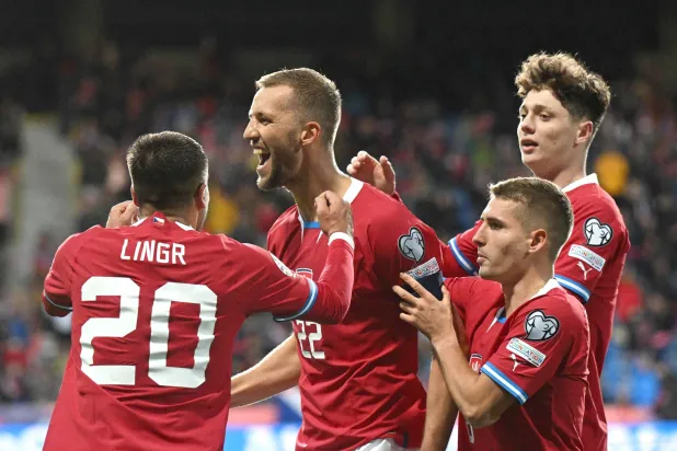 فرحة لاعبي منتخب التشيك بهدفهم في منتخب جزر فارو والفوز في التصفيات المؤهلة لنهائيات «كأس أوروبا 2024»... (أ.ف.ب)