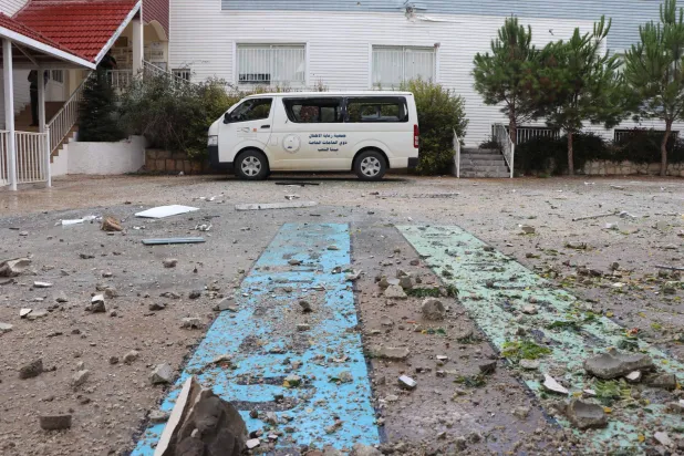 اسرائیلی بمباری کے نتیجے میں سرحدی قصبے علما الشعب میں ایک اسکول کو نقصان پہنچا (اے ایف پی)