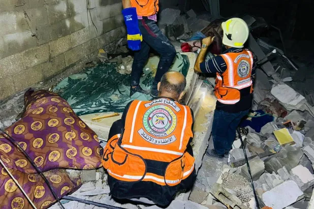 أفراد الدفاع المدني في غزة يعملون على إخراج المصابين وضحايا القصف من تحت الركام (الداخلية في غزة)