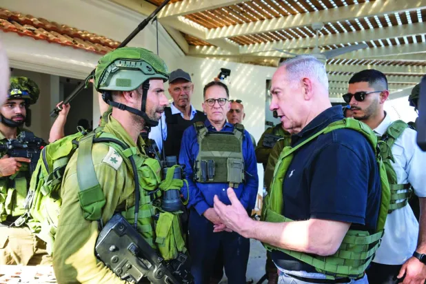 نیتن یاہو غزہ کے قریب بئیری اور کفار عزہ کے قصبوں میں اپنے دورے کے دوران ایک فوجی سے بات کر رہے ہیں (ڈی پی اے)