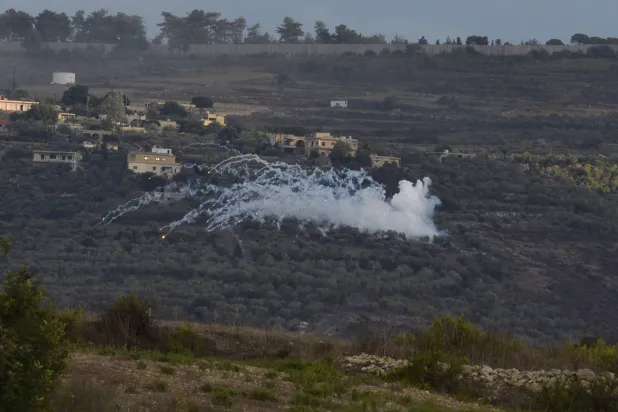 دخان يتصاعد جراء سقوط قذيفة إسرائيلية على جنوب لبنان (إ.ب.أ)