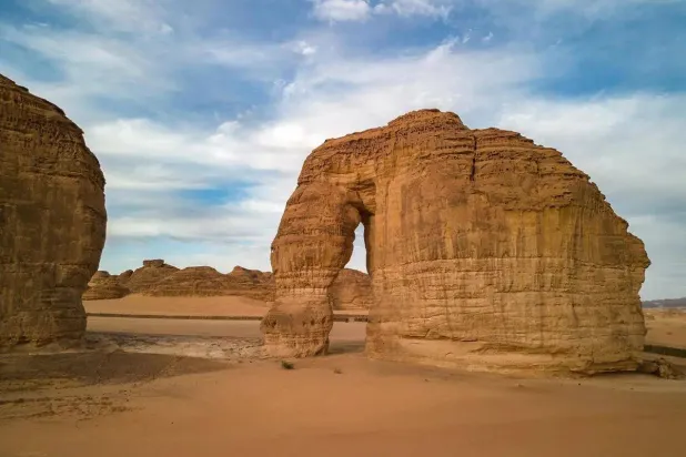 جبل الفيل أحد المواقع السياحية في العلا (واس)