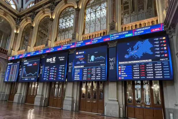 شاشات تعرض تحركات الأسهم في بورصة العاصمة الإسبانية مدريد (إ.ب.أ)