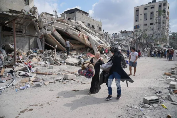 آثار الدمار جراء القصف الإسرائيلي في مخيم النصيرات وسط قطاع غزة (وفا)