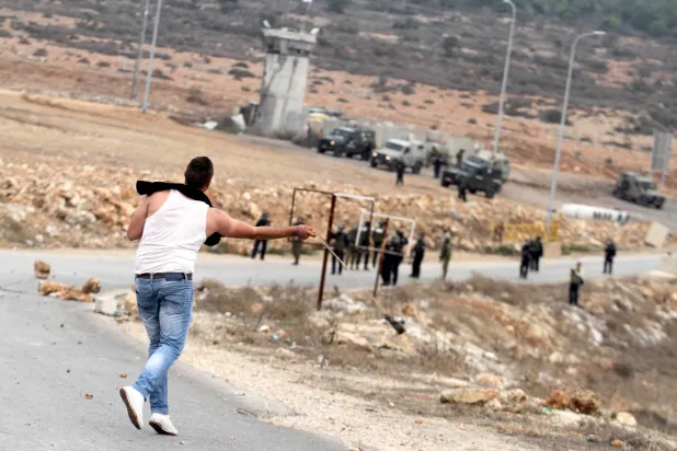 باحثة أميركية تقرأ حجارة فلسطين