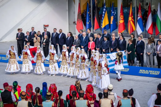 المشاركون في القمة الإقليمية لدول البلقان يشاهدون رقصة فولكلورية في تيرانا الاثنين (د.ب.أ)