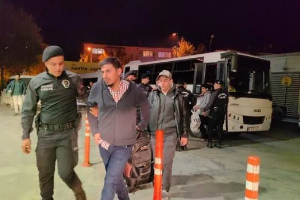 القبض على 20 سورياً في بورصة غرب تركيا وترحيلهم إلى شمال شرقي سوريا (منصة إكس)