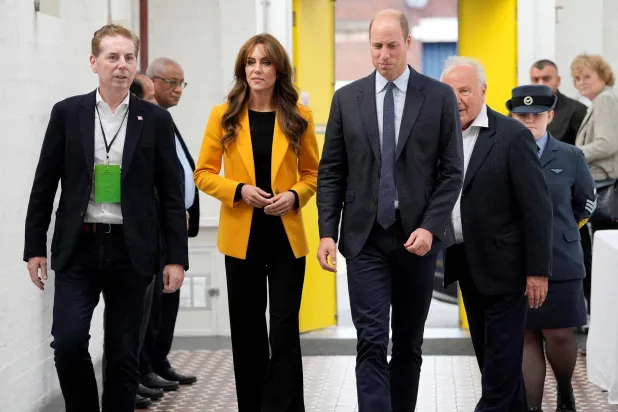 اختارت في هذه الإطلالة بلايزر من «إيل كي بينيت» باللون الأصفر (رويترز)