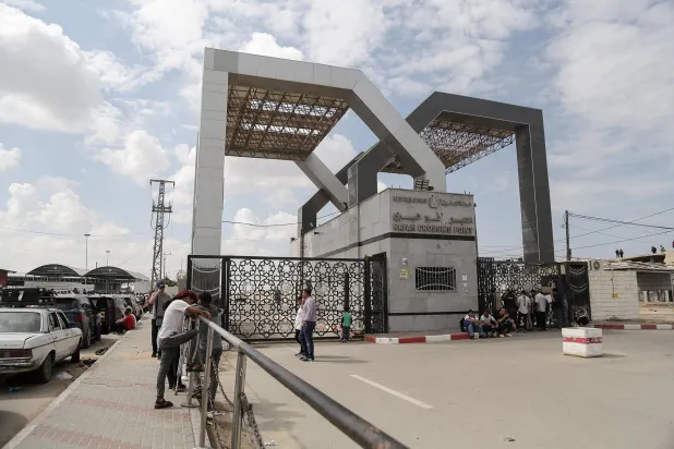 فلسطينيون مزدوجو الجنسية ينتظرون عبور معبر رفح الحدودي مع مصر في جنوب قطاع غزة 16 أكتوبر 2023 (إ.ب.أ)