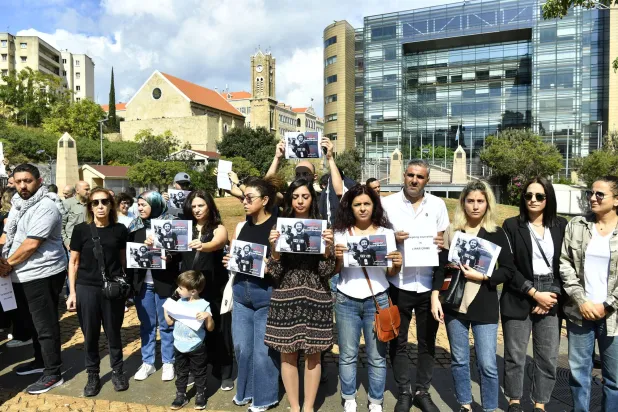 صحافيون يحملون لافتات وصوراً لصحافي «رويترز» الراحل عصام عبد الله خلال وقفة احتجاجية أمام مبنى الأمم المتحدة في بيروت أمس