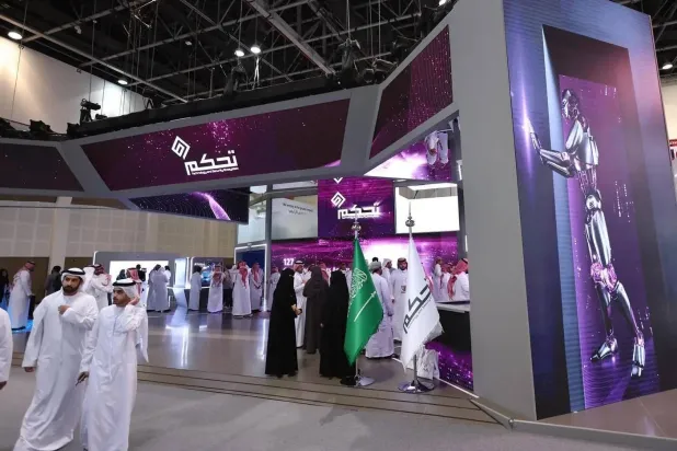 تقدم شركة «تحكم» ابتكارات ومنتجات وحلولاً تعتمد على الذكاء الاصطناعي (واس)