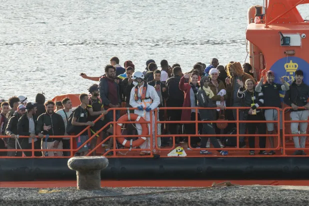 مهاجرون يتم نقلهم إلى ميناء ناوس في أريسيفي بجزر الكناري في إسبانيا بعد إنقاذهم من المياه قبالة الجزيرة في 15 أكتوبر 2023 (إ.ب.أ)