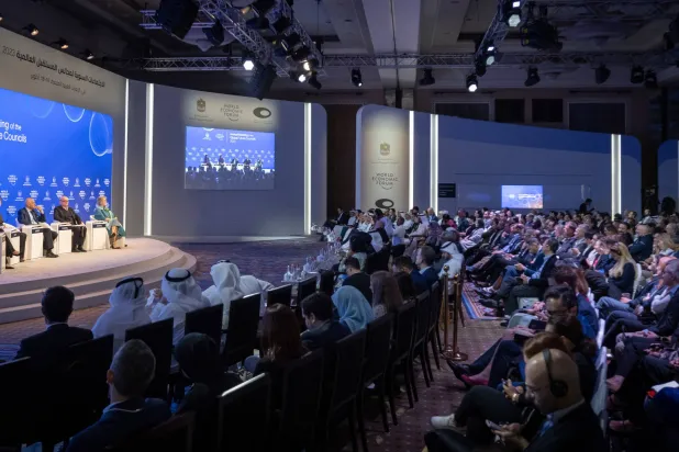 جانب من الجلسة الحوارية خلال اليوم الأول لمجالس المستقبل العالمية في دبي (الشرق الأوسط)