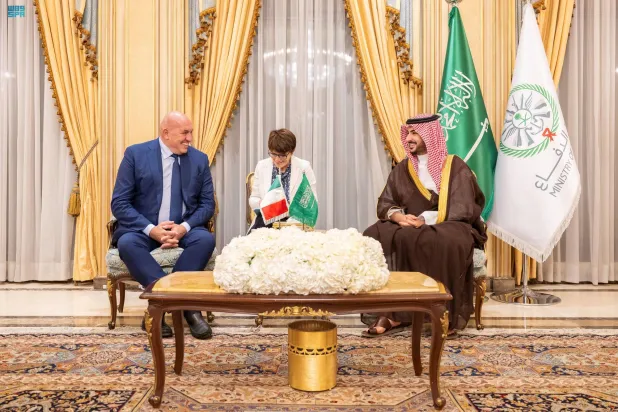 وزير الدفاع السعودي خلال استقباله نظيره الإيطالي (واس)