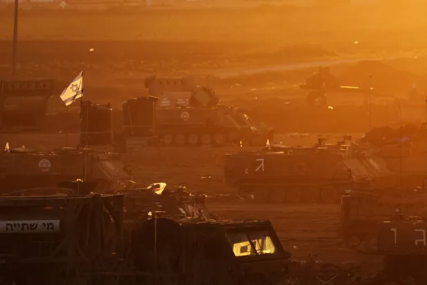 وحدة مدفعية إسرائيلية بالقرب من حدود إسرائيل مع قطاع غزة في جنوب إسرائيل (رويترز)