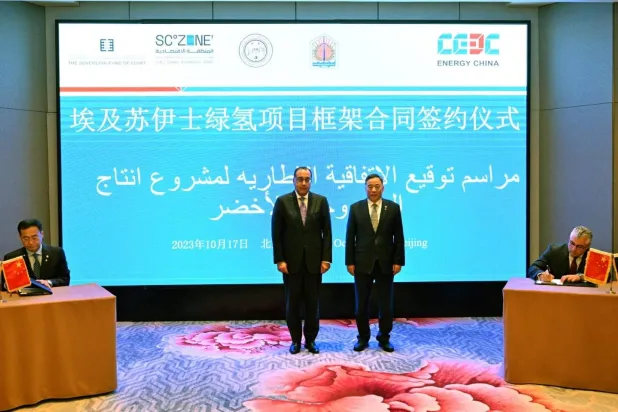 رئيس الوزراء المصري مصطفى مدبولي يشهد توقيع اتفاقية بين منطقة قناة السويس والشريك الصيني في بكين (الشرق الأوسط)