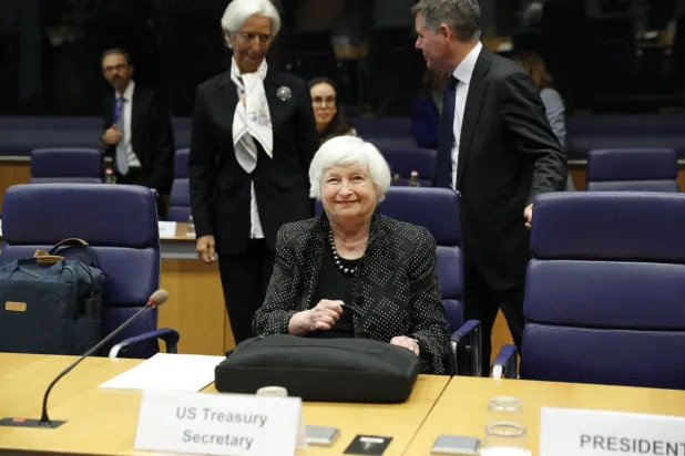 امریکی وزیر خزانہ جینٹ ییلن لکسمبرگ میں یورپی وزرائے خزانہ سے ملاقات کے دوران (ای بی اے)