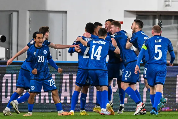 لاعبو كازاخستان يحتفلون بالفوز على فنلندا في التصفيات المؤهلة لكأس الأمم الأوروبية 2024 (إ.ب.أ)