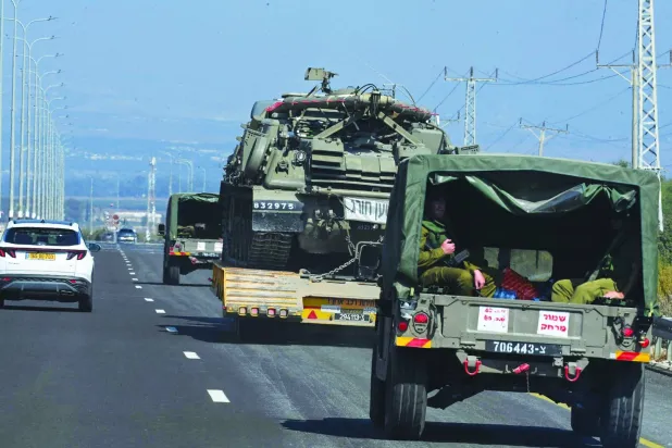 جنوبی لبنان کی طرف جانے والے روڈ پر اسرائیلی فوجی قافلہ (اے ایف پی)